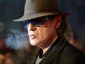 Udo Lindenberg pustet Rauch aus