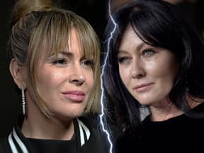 Alyssa Milano und Shannen Doherty sehen sich böse an, in der Mitte von ihnen ist ein Blitz