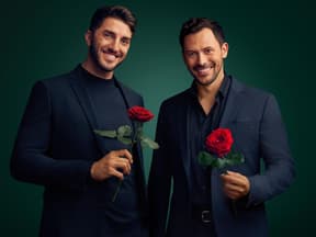 Dennis Gries und Sebastian Klaus von "Die Bachelors" mit Rosen in der Hand 