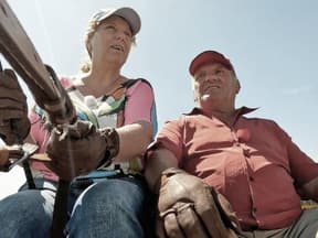 Dietrich-Max-Helmut und Susanne sitzen bei "Bauer sucht Frau" zusammen auf dem Trecker