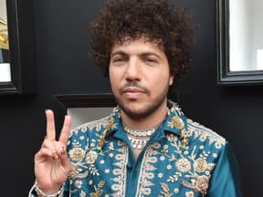 Benny Blanco zeigt Peace-Zeichen