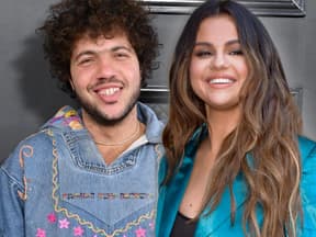 Benny Blanco und Selena Gomez lächeln