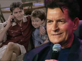 Charlie Sheen lächelt, hinter ihm ein Bild von ihm und Angus T. Jones aus "Two and a Half Men"