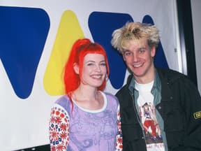 Enie van de Meiklokjes und Tobias Schlegl 1997 vor dem VIVA-Logo