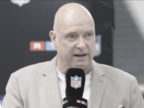 Frank Buschmann mit einem NFL-Mikrofon