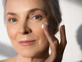 Frau Ü50 mit Anti-Aging-Creme