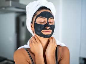 Frau mit Bambus-Maske