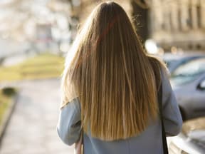 Frau mit sehr langen Haaren