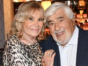 Mario Adorf und Ehefrau Monique umarmen sich