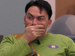 Matthias Mangiapane sitzt im Sprechzimmer bei "Promi Big Brother"