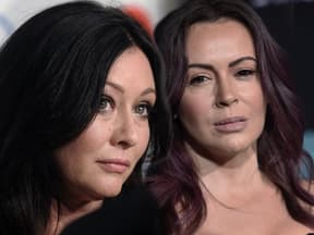 Shannen Doherty mit großen Augen, Alyssa Milano wirkt verärgert