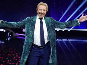 Thomas Gottschalk breitet die Hände aus strahlt