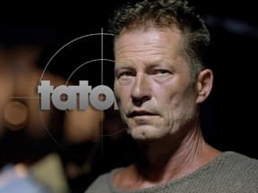 Til Schweiger sieht ernst aus, im Hintergrund ist das "Tatort"-Logo zu erkennen