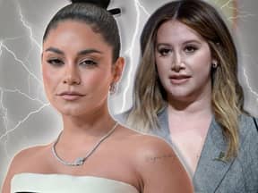 Vanessa Hudgens sieht entschlossen aus, Ashley Tisdale steht mit bedrücktem Gesicht hinter ihr, zwischen ihnen schießen Blitze