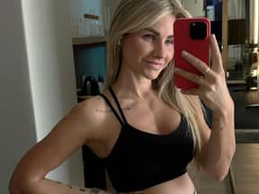 Antonia Elena macht ein Spiegel-Selfie in Sportkleidung