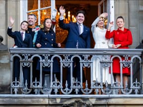 König Frederik und Königin Mary mit ihren vier Kindern auf dem Balkon von Schloss Christiansborg..