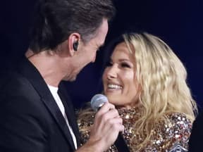 Florian Silbereisen und Helene Fischer lächeln sich an