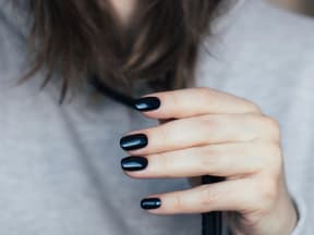 Frau mit Glossy Nails