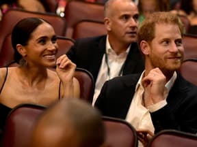 Herzogin Meghan und Prinz Harry bei einer Filmpremiere. 