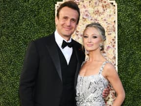 Jason Segel und Kayla Radomski bei der "Golden Globes"-Verleihung 2024