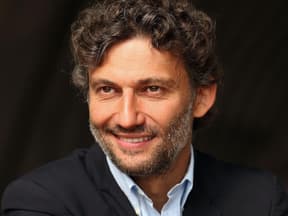 Jonas Kaufmann lächelt zur Seite