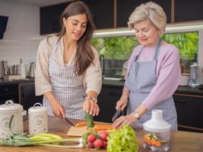 Frau kocht mit Oma frisch zum ABnehmen