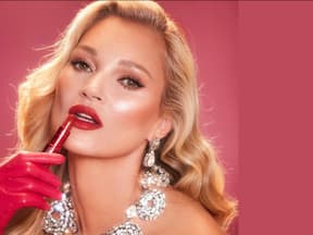 Kate Moss mit neuem Lippenstift von Charlotte Tilbury