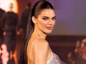 Kendall Jenner auf Laufsteg mit tollen Wimpern