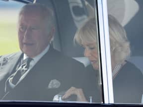 König Charles und Königin Camilla zusammen im Auto