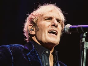 Michael Bolton sing mit Mikrofon