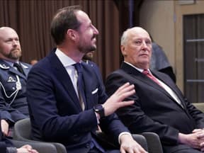 Kronprinz Haakon und König Harald bei einem Pressetermin. 