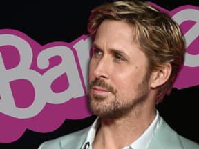 Ryan Gosling guckt skeptisch, hinter ihm ausgegraut das "Barbie"-Logo