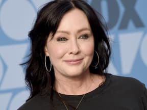 Shannen Doherty lächelt leicht