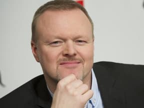 Stefan Raab sieht in die Kamera