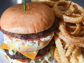 Burger und Curly Fries