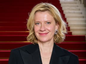 Caroline Peters lächelt