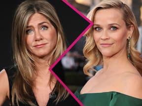 Collage Jennifer Aniston und Reese Witherspoon mit pinken Blitz