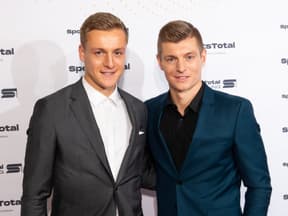 Felix & Toni Kroos posieren zusammen