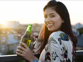 Frau mit Bier für Haare