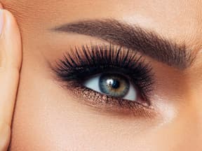 Frau tolle Wimpern essence queen mascara