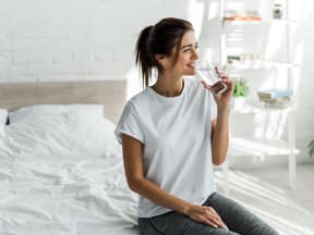 frau trinkt wasser mit einer waterdrop alternative 