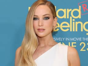 Jennifer Lawrence mit eyliner trotz Schlupflider