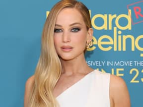 Jennifer Lawrence mit eyliner trotz Schlupflider