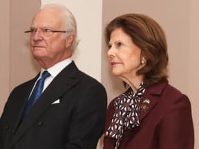 König Carl Gustaf und Königin Silvia schauen ernst. 