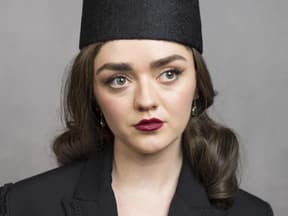 Maisie Williams sieht traurig zur Seite