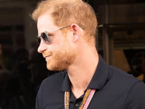 Prinz Harry von der Seite, er guckt ernst und trägt eine Sonnenbrille