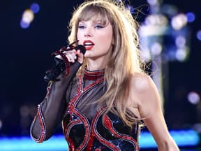 Taylor Swift sieht ernst aus