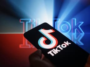 Handy mit der TikTok-App