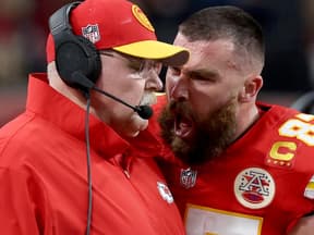 Travis Kelce schreit beim Super Bowl seinen Coach Andy Reid an