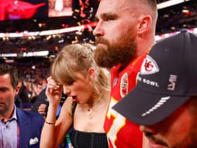 Taylor Swift und Travis Kelce beim Super Bowl 2024 Arm in Arm